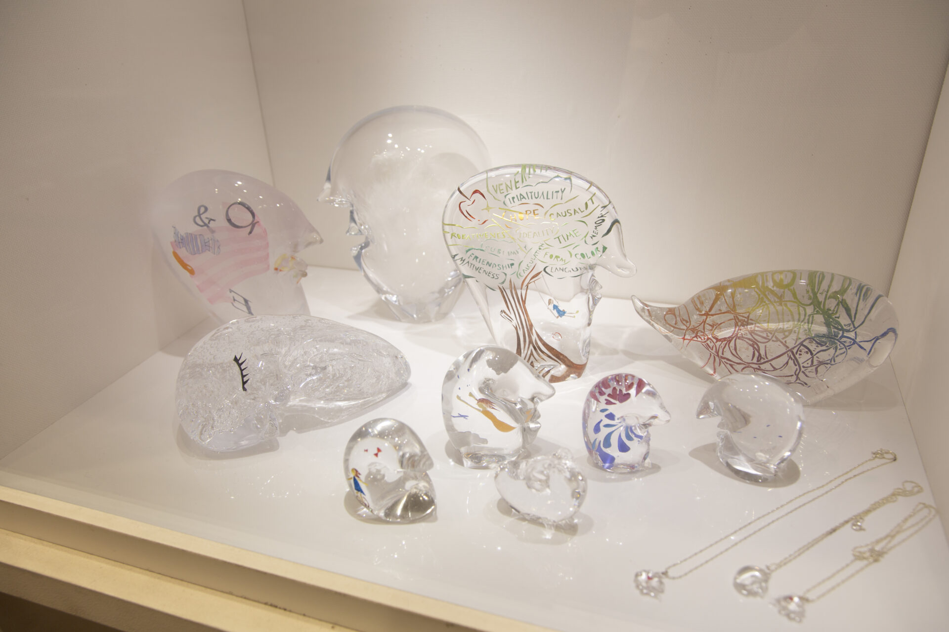 アーティスト<br>栗田絵莉子の<br>ガラス作品展示